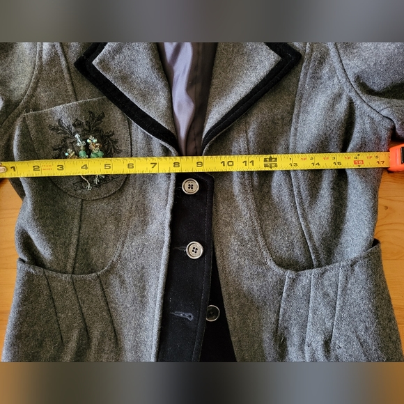 DKNY Jeans. Short waisted grey felt wool blazer, black velvet trim - Picture 11 of 13